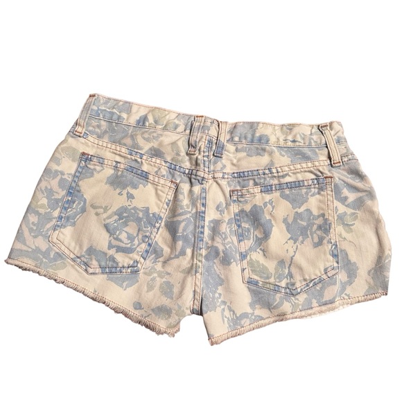 current Elliott Girlfriend shorts in blue rose floral print - Picture 1 of 10